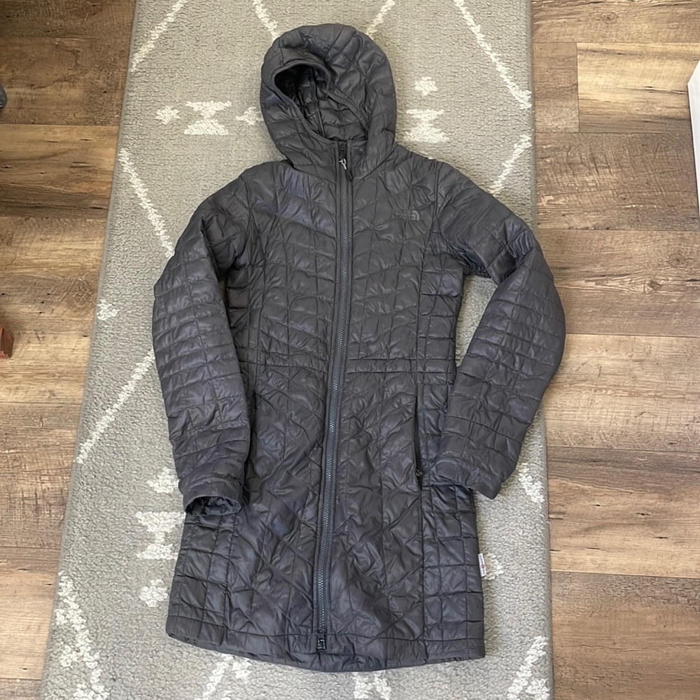 The North Face Women's Quilted Hooded Puffer Coat in Charcoal